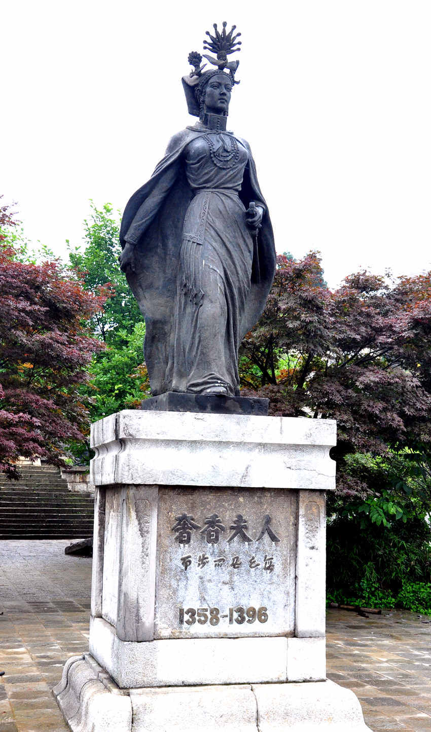 奢香夫人在灿若云霞的杜鹃花中登场——红裙翩翩,头戴闪亮银饰,骑雪一