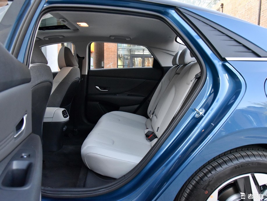 乘坐空间值得打个高分小哥带你一起看现代伊兰特