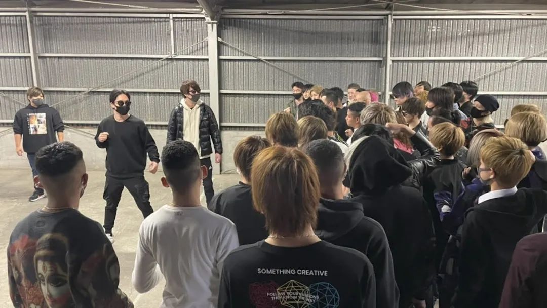 600个小混混约架职业拳手赢了就获1000万奖励