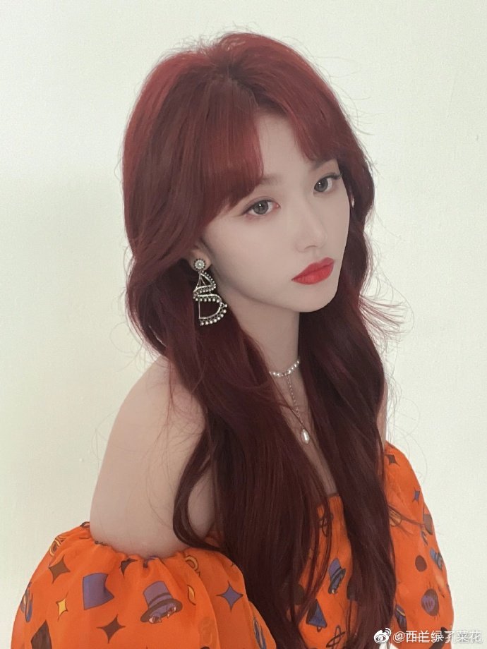 孔雪儿要告别红发染回黑发啦