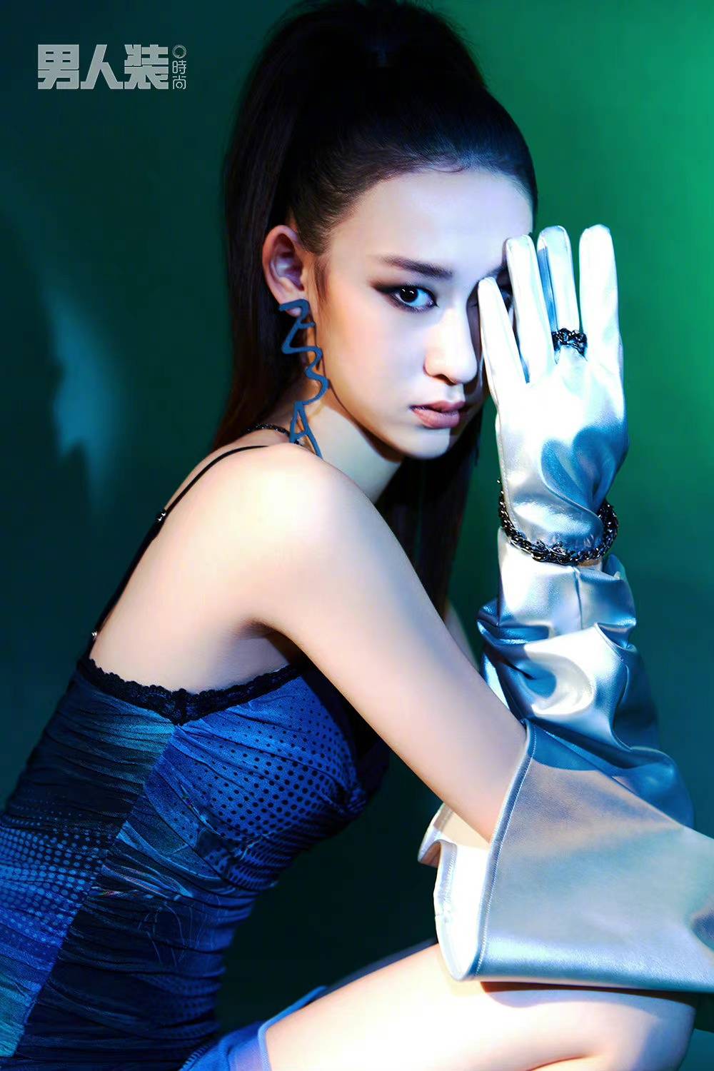 吴雨珏《男人装》杂志化身"少女杀手",突破性造型惊