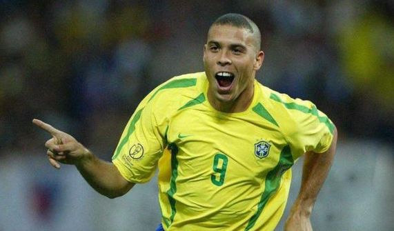 45岁罗纳尔多现身身体状况令人担忧面容沧桑头发花白像60岁