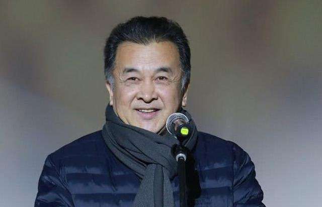 24岁荣登春晚60岁靠人搀扶走路职务被免的黄宏如今怎样
