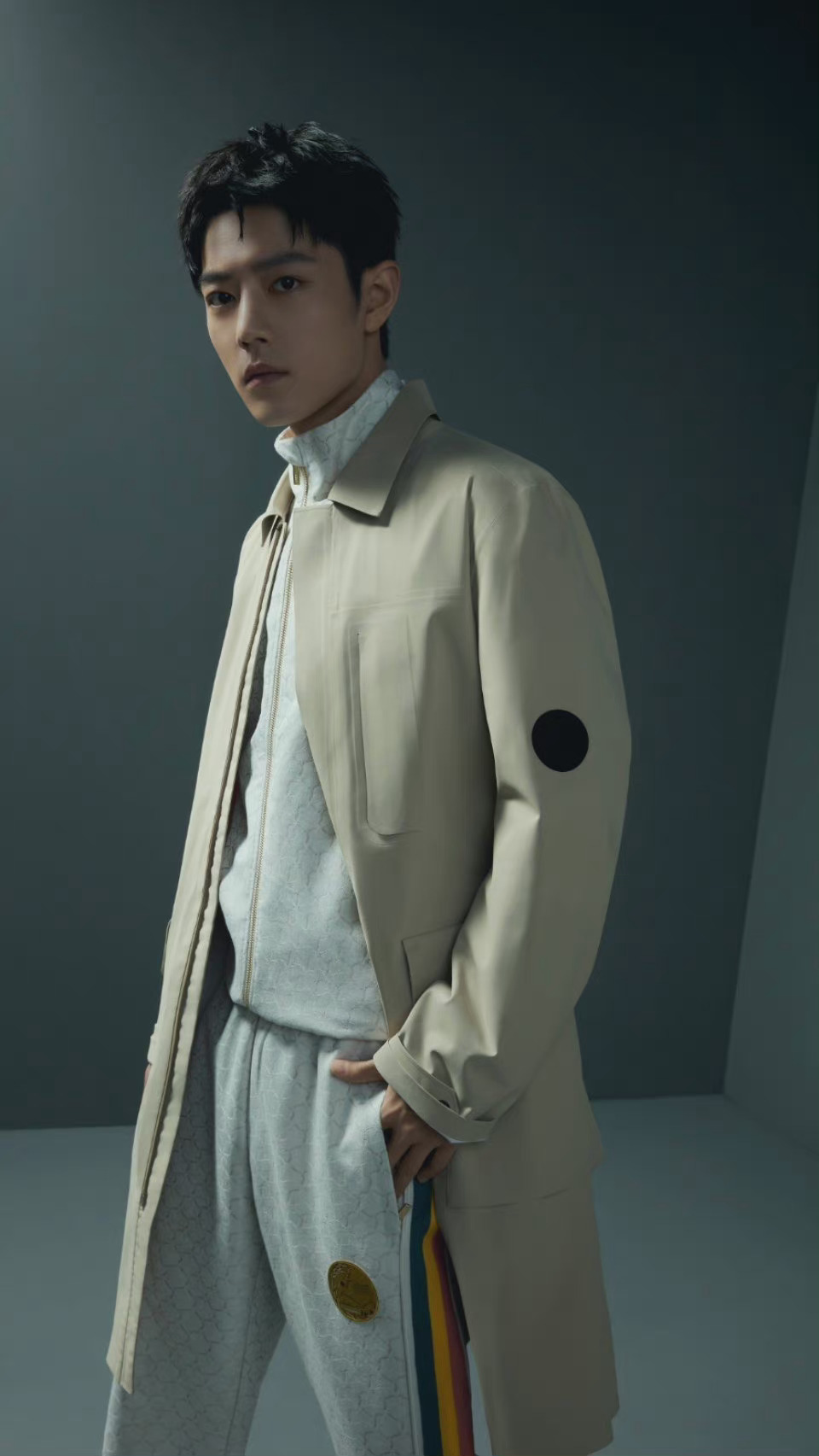 肖战最新大片浅卡其色风衣搭潮流休闲运动套装