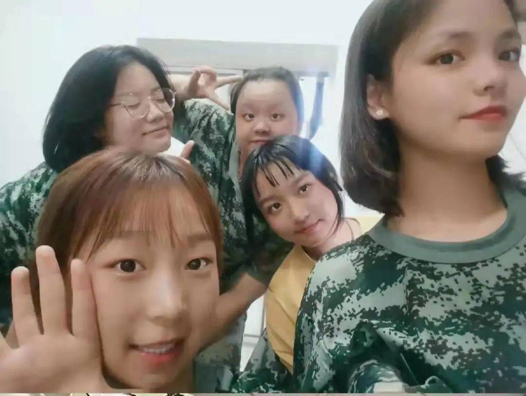 大学宿舍出现各种奇葩行为,边吃零食边把脚放桌上的现象屡见不鲜休闲区蓝鸢梦想 - Www.slyday.coM 大学宿舍出现各种奇葩行为,边吃零食边把脚放桌上的现象屡见不鲜休闲区蓝鸢梦想 - Www.slyday.coM