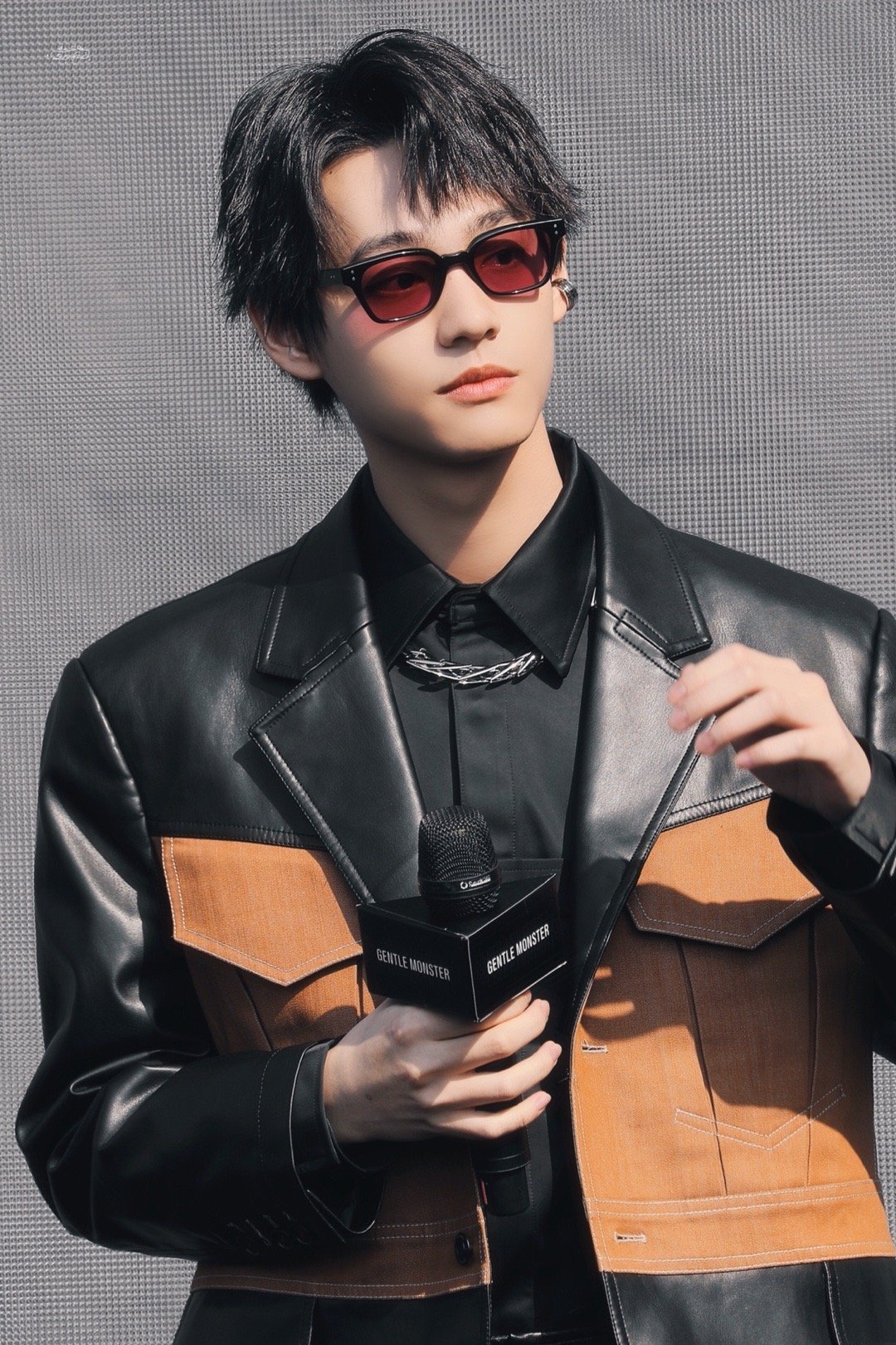 田鸿杰今日活动饭拍 皮衣,墨镜,耳环,项链,潮酷少年