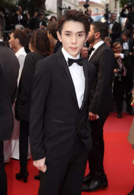 主播一哥李佳琦被消保委点名！双十一卖货涉嫌违规，已遭官方约谈休闲区蓝鸢梦想 - Www.slyday.coM