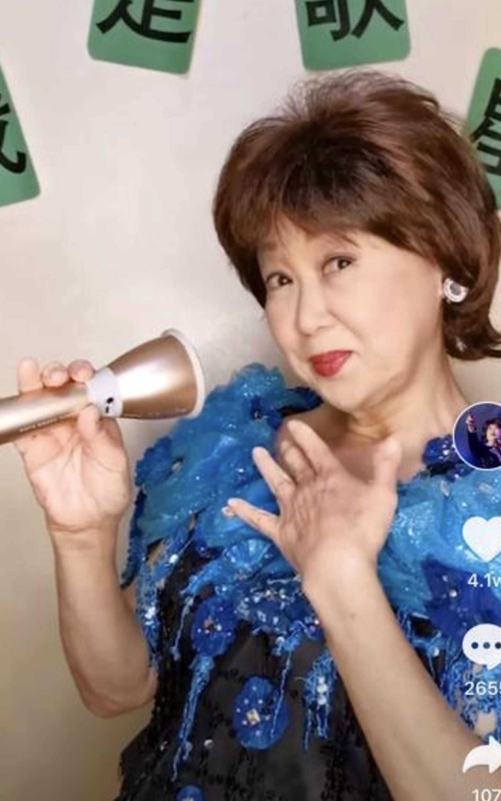 粉丝也有上百万,虽然平台的收入不能与当红艺人相比,可在老一辈艺人中