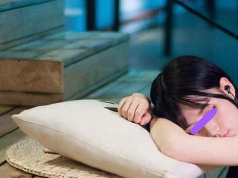 硕士女儿终于出嫁，全村赶来送别，父母全家照前泪流满面！