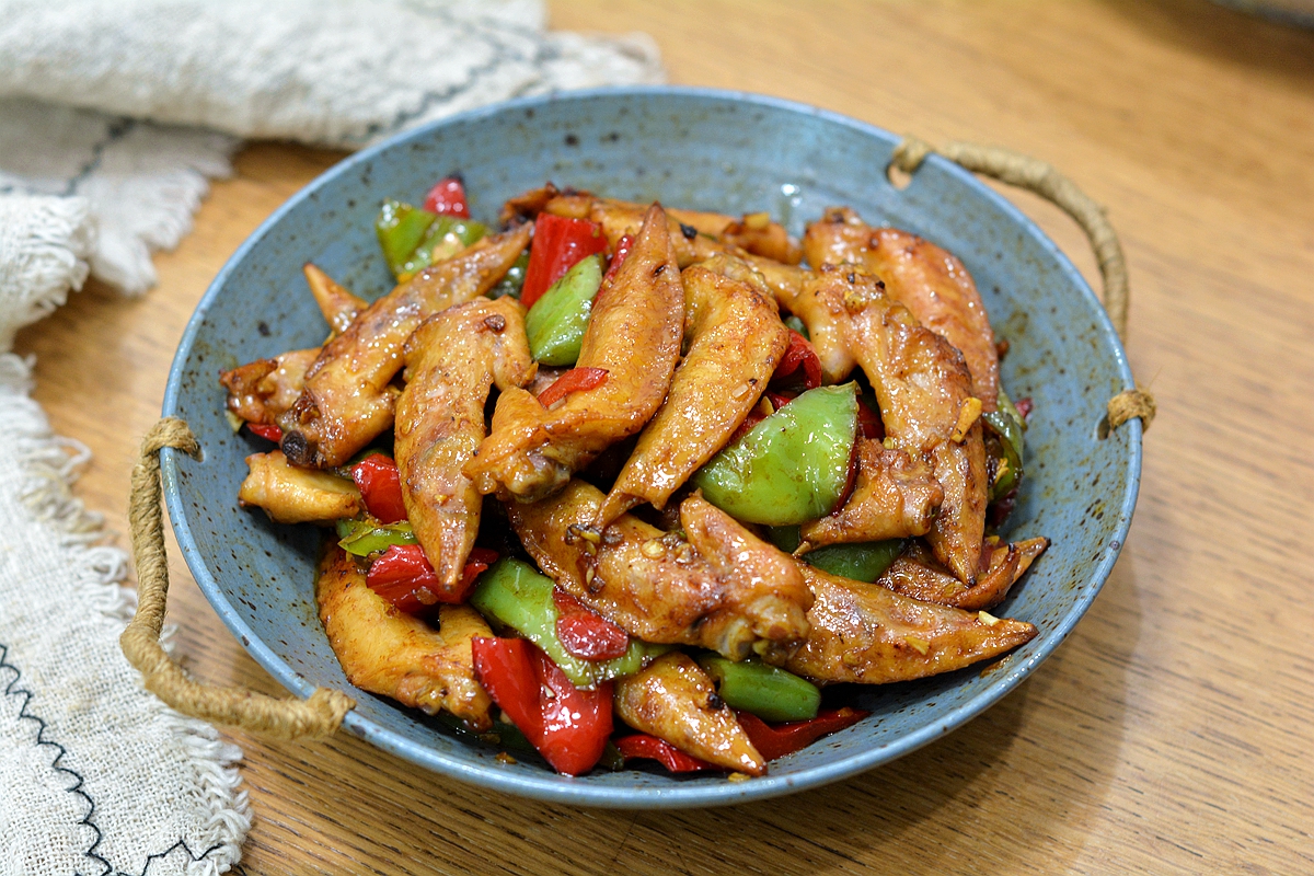 追剧零食滑嫩解馋的辣椒炒鸡翅尖只要几滴油营养美味不油腻