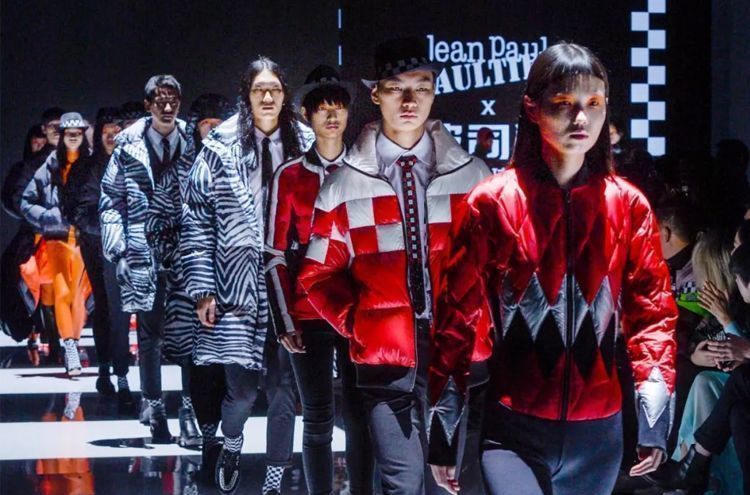 为什么当代00后，宁愿跟风穿“假大鹅”羽绒服，也不爱波司登？休闲区蓝鸢梦想 - Www.slyday.coM