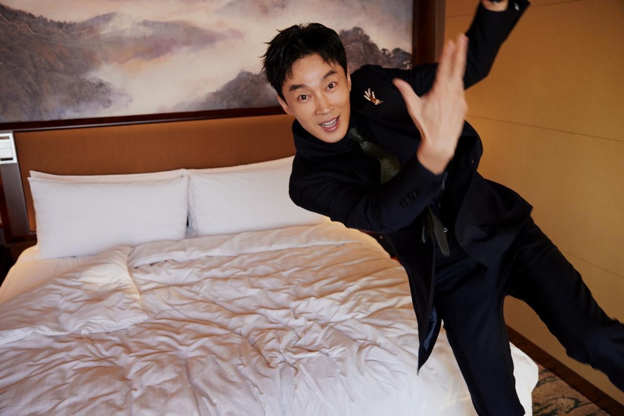 曹磊出席2021搜狐时尚盛典荣获年度突破男明星称号