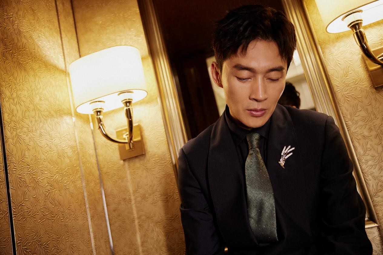 曹磊出席2021搜狐时尚盛典荣获年度突破男明星称号