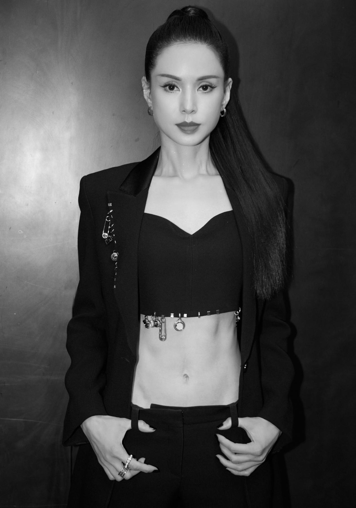 黑西装能有多酷瞧瞧姑姑李若彤穿去走红毯也能赢下众人