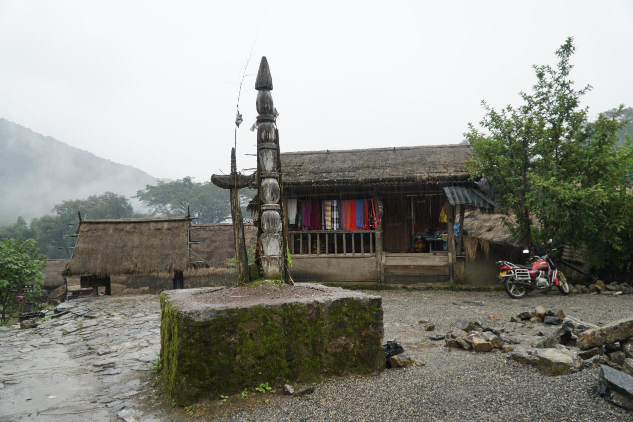 一场大火过后,再也不见中国最后的原始部落翁丁佤寨了|山神|图腾|佤族_新浪新闻