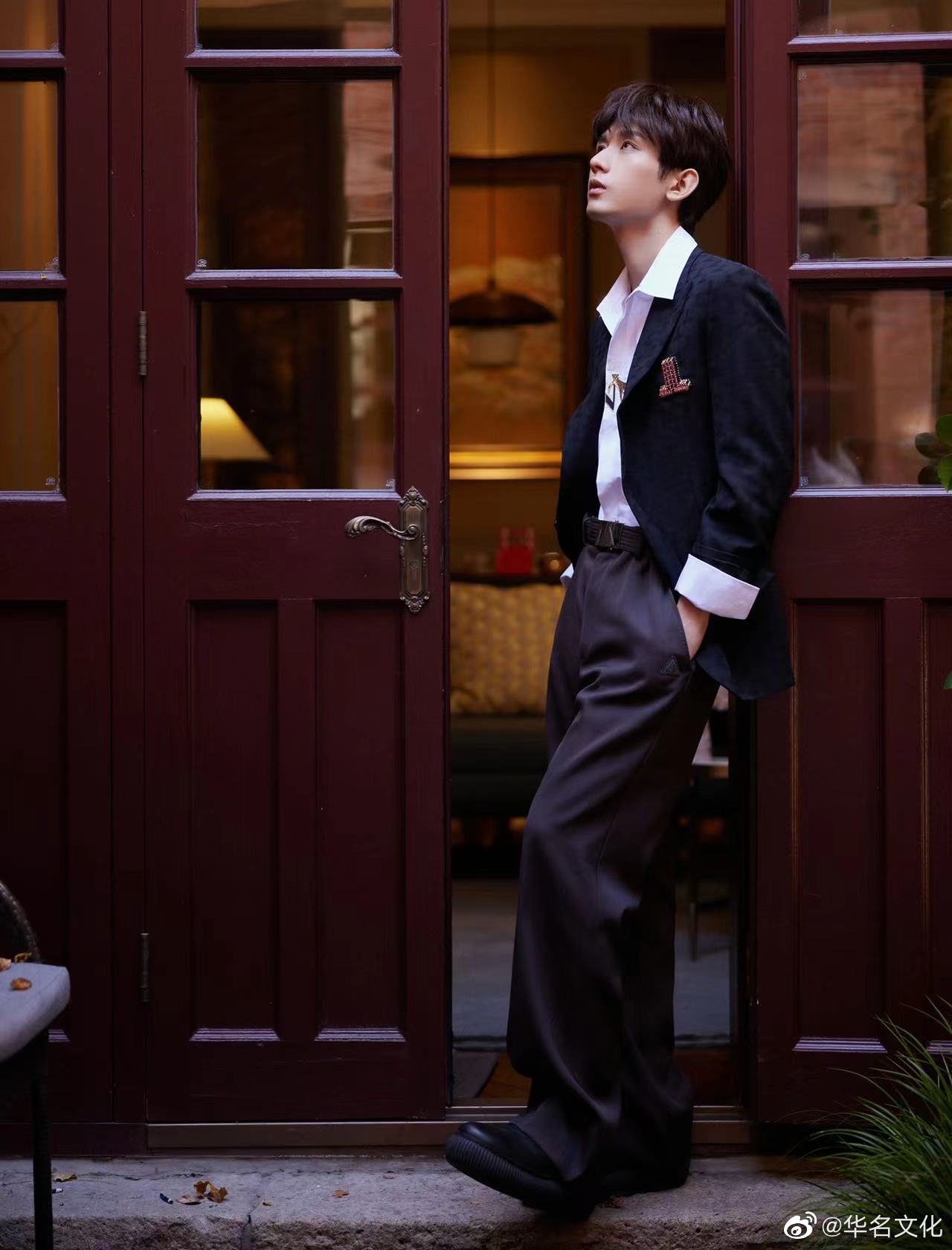 成毅lanvin浪凡品牌大使暗纹西装勾勒雅致格调