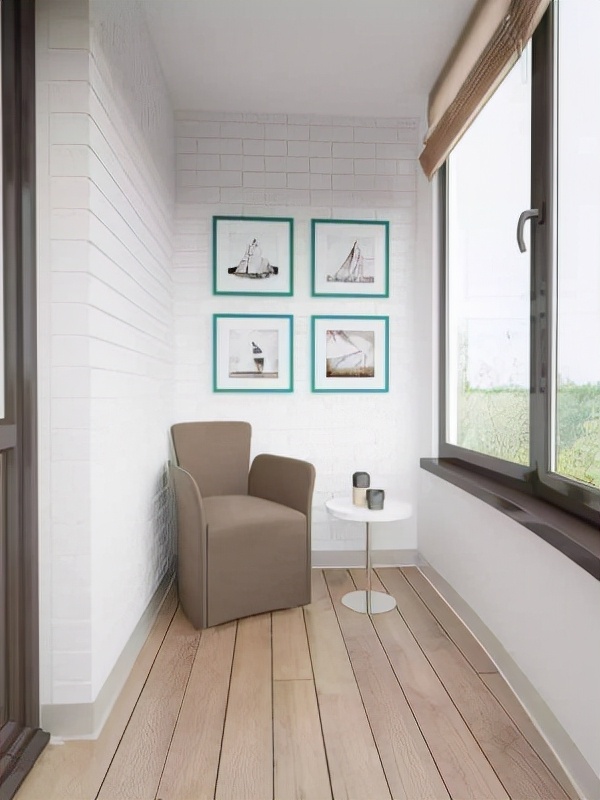 大家在装修的时候,也可以选择将阳台和客厅通铺的设计,这样可以最大