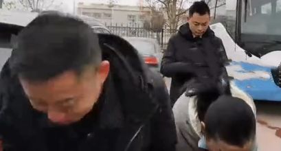 无耻!养父携亲戚到学校拦截孙卓,称14年养育之恩不如一辆奥迪休闲区蓝鸢梦想 - Www.slyday.coM 无耻!养父携亲戚到学校拦截孙卓,称14年养育之恩不如一辆奥迪休闲区蓝鸢梦想 - Www.slyday.coM