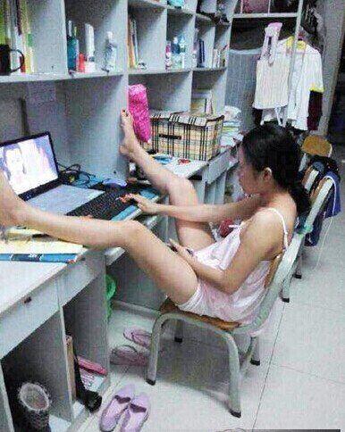 大学宿舍出现各种奇葩行为,边吃零食边把脚放桌上的现象屡见不鲜休闲区蓝鸢梦想 - Www.slyday.coM 大学宿舍出现各种奇葩行为,边吃零食边把脚放桌上的现象屡见不鲜休闲区蓝鸢梦想 - Www.slyday.coM