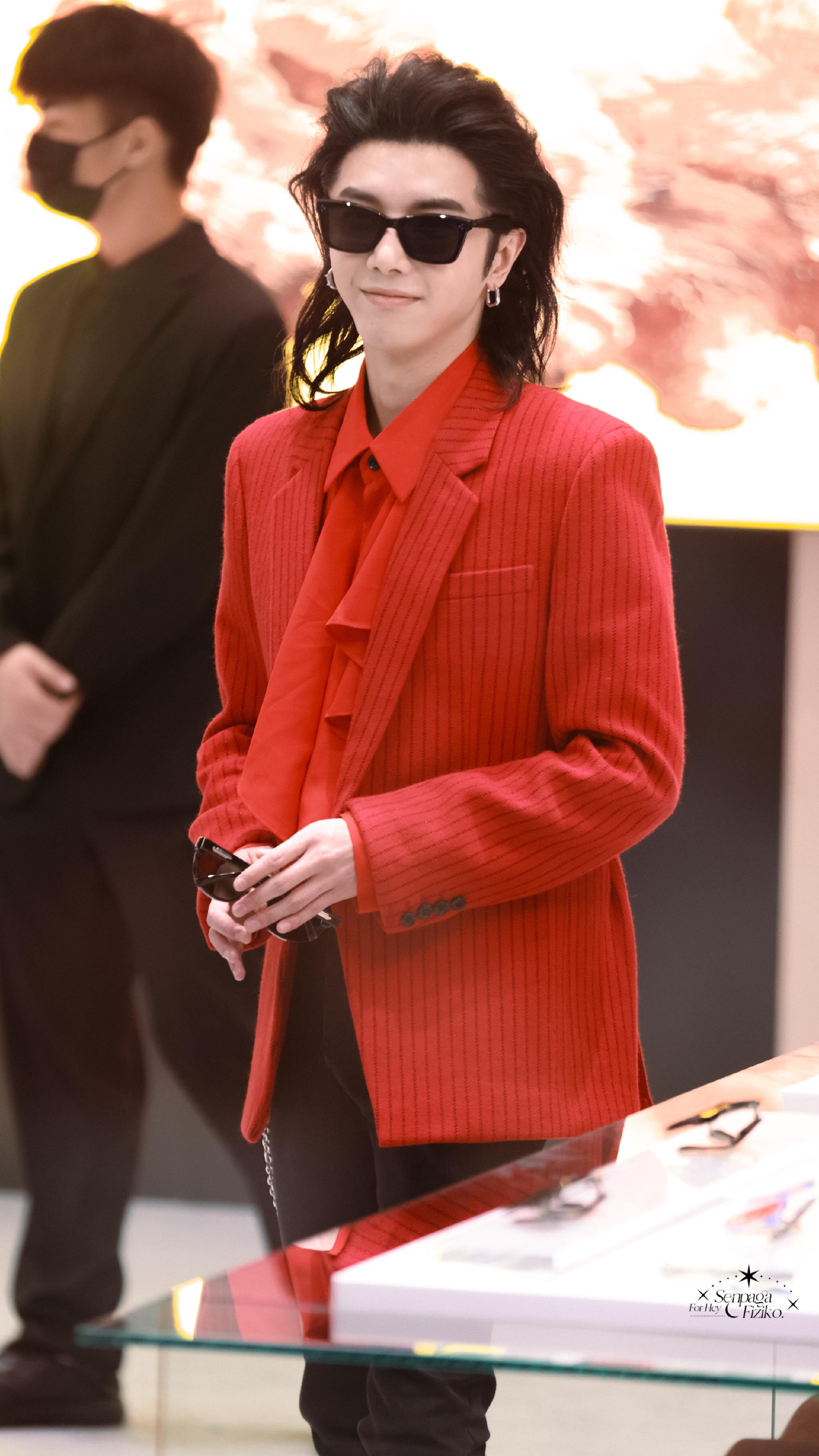 华晨宇活动饭拍图是真的很适合红色鲨疯了