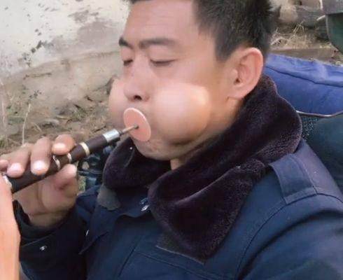 男子因常年吹奏唢呐腮帮形状异于常人人们一见到就忍不住大笑