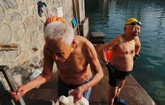 这位部长火了！坠海后游12小时上岸，贝爷和他比弱爆休闲区蓝鸢梦想 - Www.slyday.coM