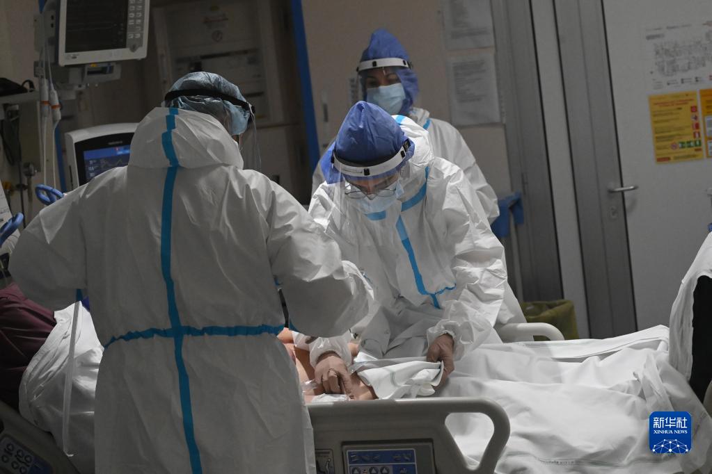 医务人员在意大利博洛尼亚一家医院的新冠隔离区对患者进行治疗（2021年12月3日）。新华社发（贾尼·斯基基摄）