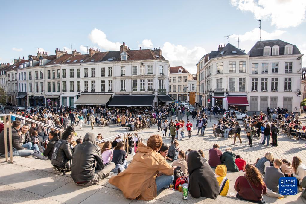 人们在法国里尔市中心休闲（2021年5月19日摄）。新华社发（塞巴斯蒂安·库尔吉摄）