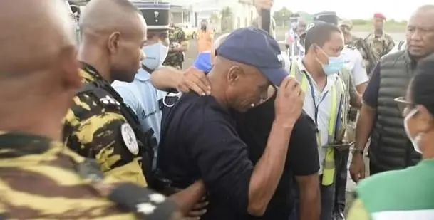 这位部长火了！坠海后游12小时上岸，贝爷和他比弱爆休闲区蓝鸢梦想 - Www.slyday.coM