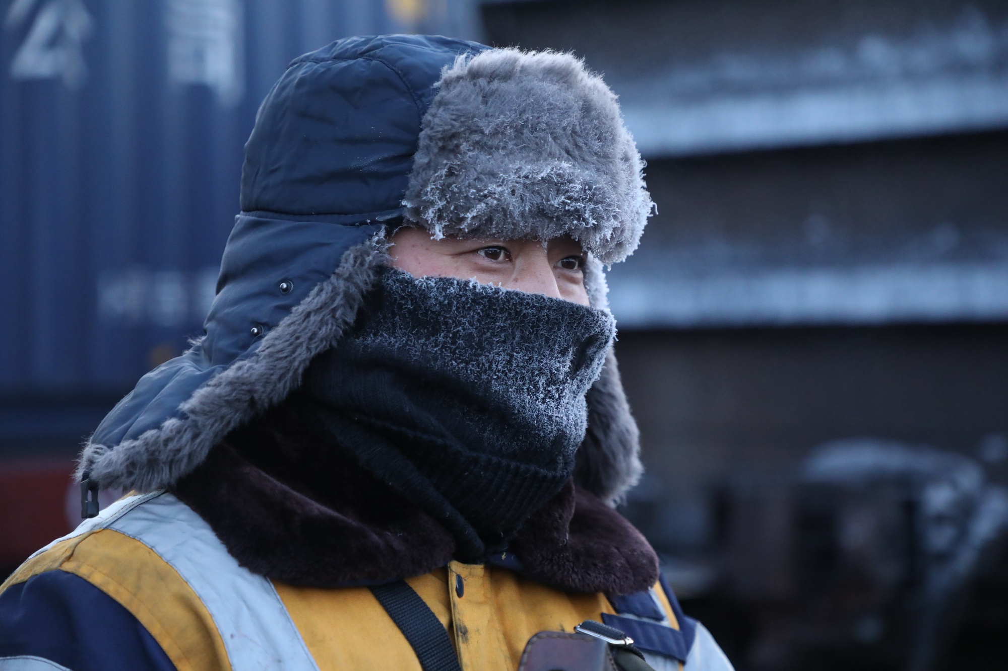 哈气让胡雪松的脖套和帽沿都挂满了霜花.哈尔滨铁路局 供图