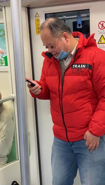 车厢内不规范佩戴口罩还外放歌曲 男子行为惹同车厢乘客不满休闲区蓝鸢梦想 - Www.slyday.coM