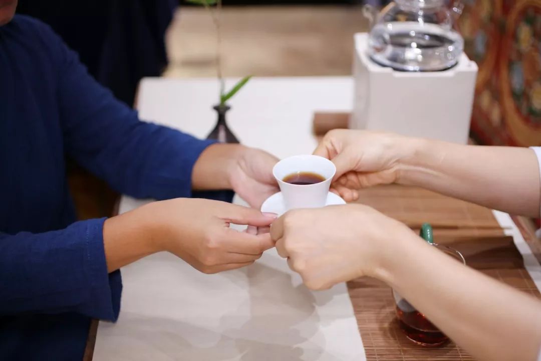 蔡荣章奉茶忠实传递一杯茶汤