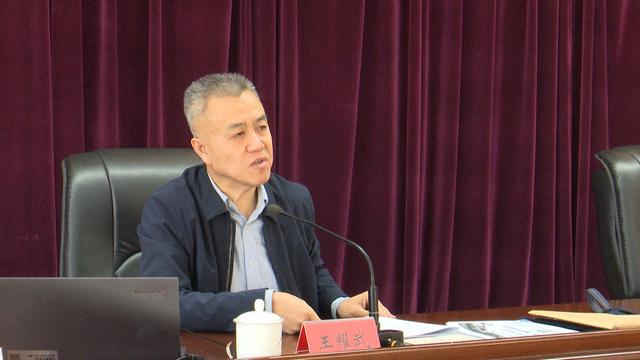 在市直工委,市委宣讲团成员,市社科院院长王耀武围绕大会的主题和主要