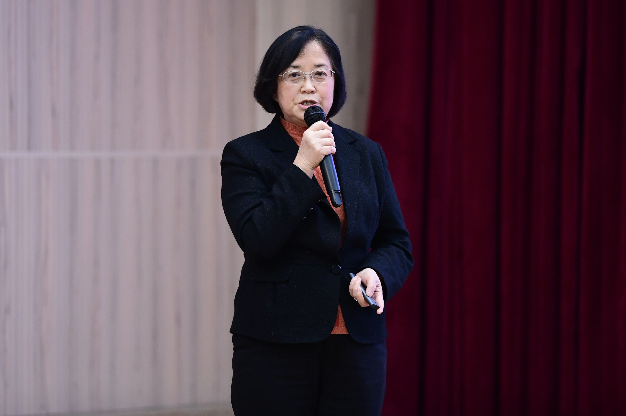 国是论坛老龄化进程加快如何让老人在家门口安享晚年