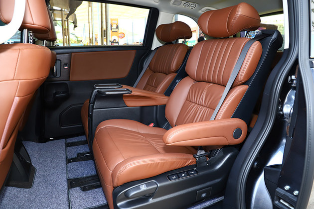 2 2 3的座椅布局则是奥德赛能成为家用mpv的一大利器,第二排独立座椅