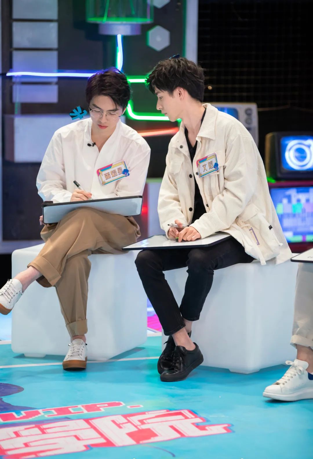 中凭借#北大校草 南大校草#的话题上了热搜第一,《名学》给南北cp一个