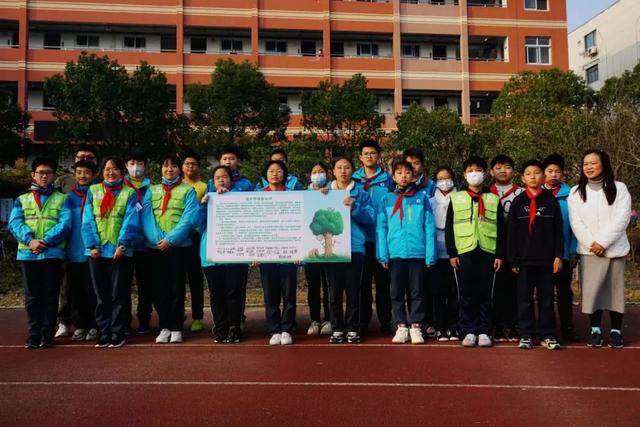 近日,彭浦新村街道城市运行管理中心在保德中学举行"追求绿色时尚