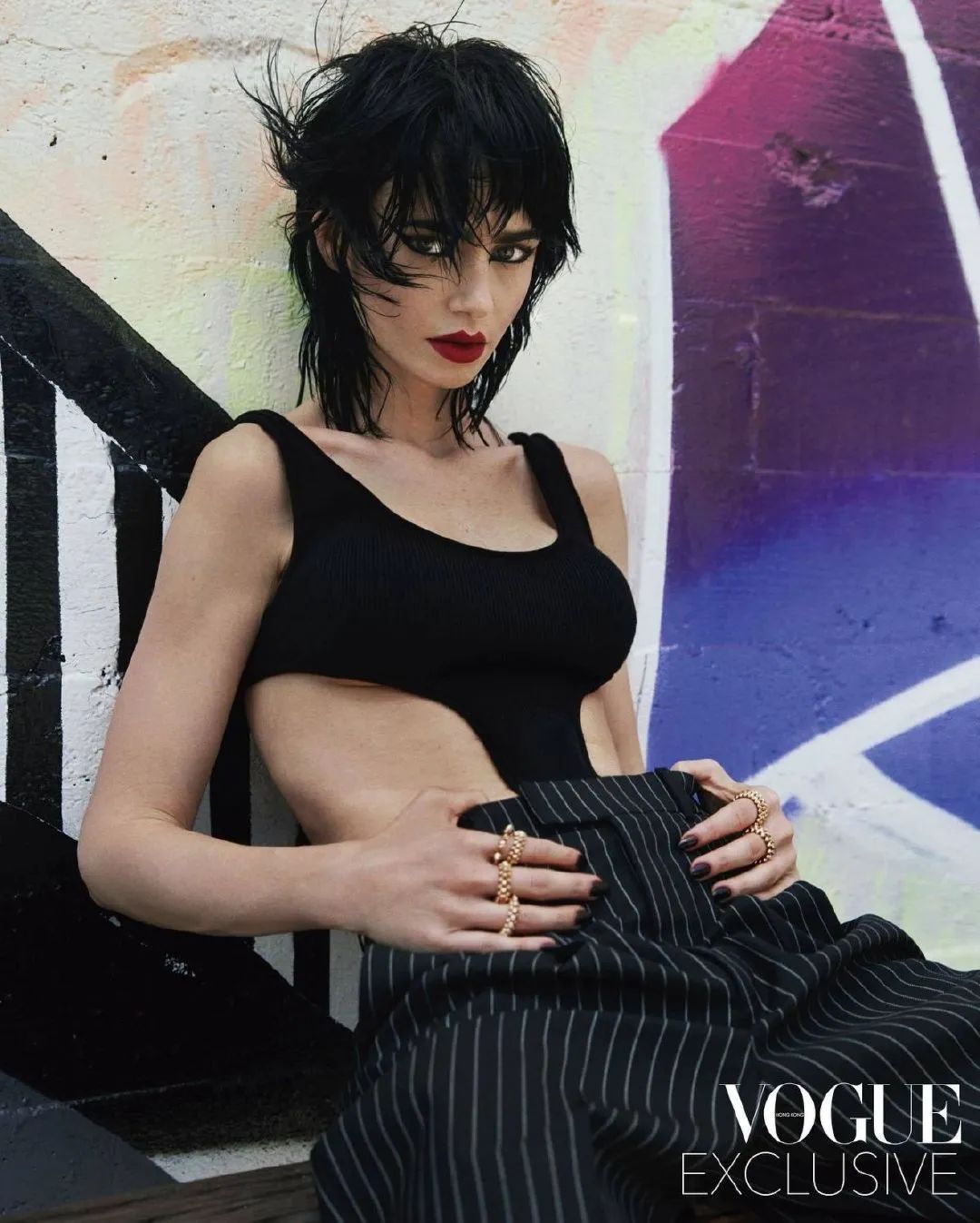 中国香港版《vogue》12月刊封面这位穿着皮衣,留着一头琼·杰特一般