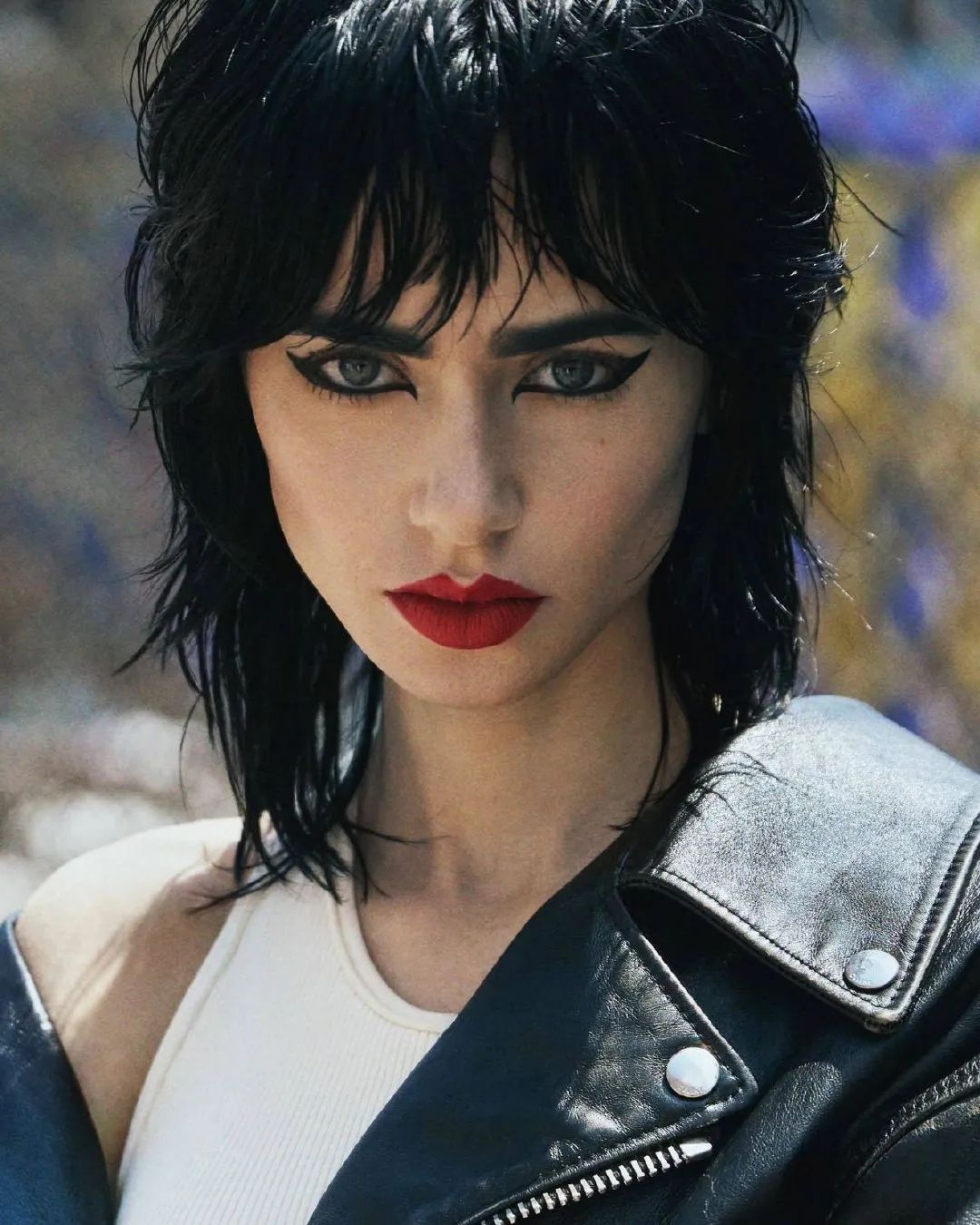 中国香港版《vogue》12月刊封面这位穿着皮衣,留着一头琼·杰特一般