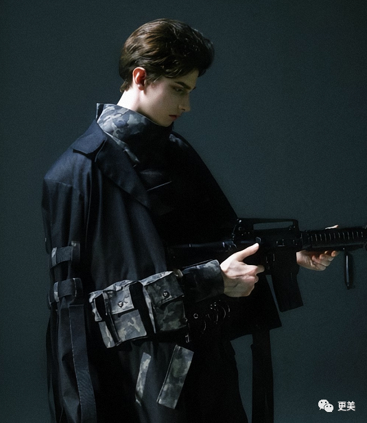 据传他对现在的妻子一见钟情,但女孩不愿离开自己的家乡和亲人,eric便