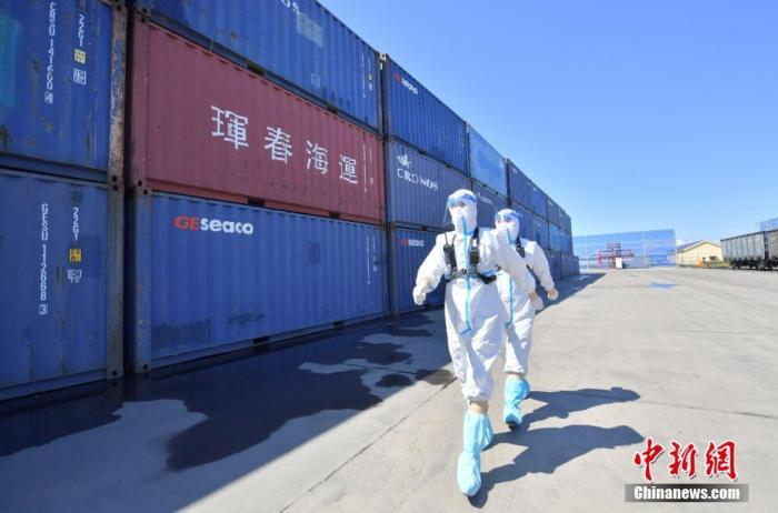 资料图：执勤民警在吉林省唯一对俄铁路口岸珲春铁路口岸巡逻。疫情期间，珲春出入境边防检查站通过多重举措，保障国际货运班列快速通关。中新社记者 张瑶 摄