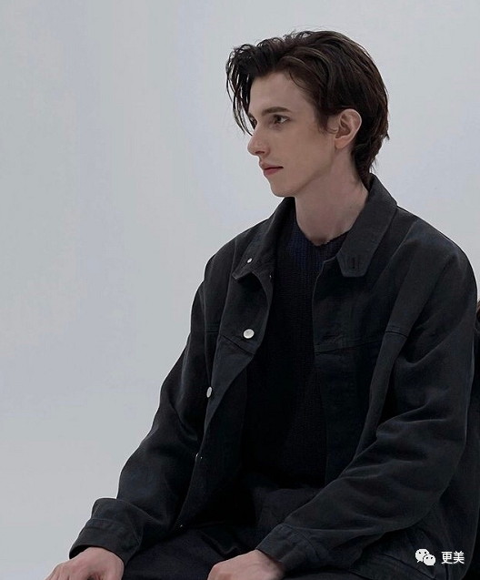 eric warner出生于97年(也有人说是94),身高181cm,是一位美籍韩国模特