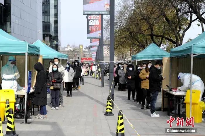 12月17日，陕西西安，市民在永宁门外进行核酸检测。中新社发 高铖 摄