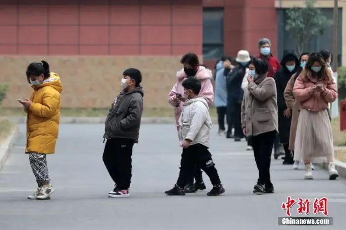 西安北郊一小区内居民排队进行核酸检测。张远 摄