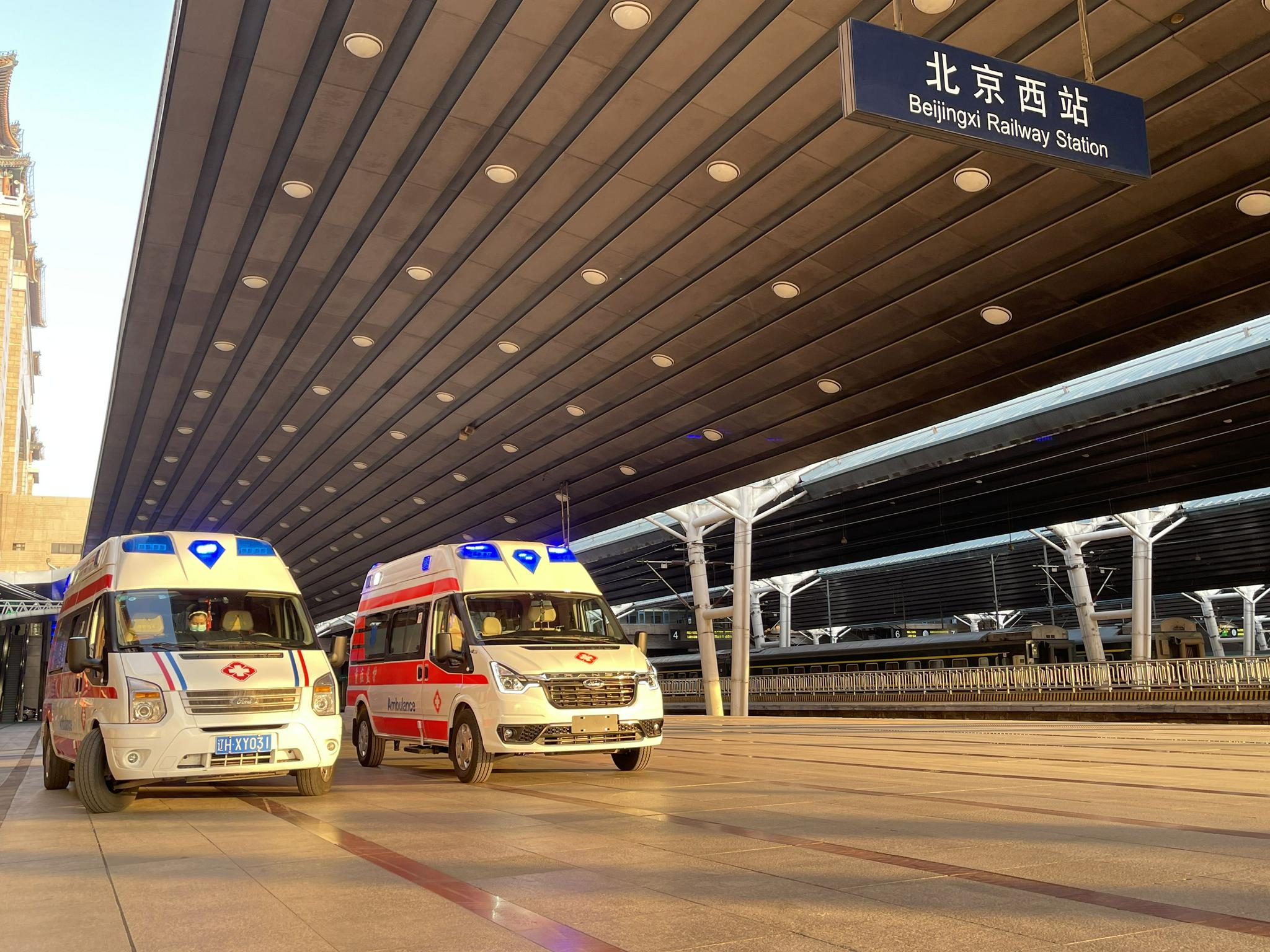 12月22日下午4点,救护车已停靠在北京西站1站台等待转运小璟逸.