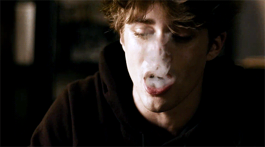 97年鲜肉偷偷隐婚可他才靠男妲己红了半年啊