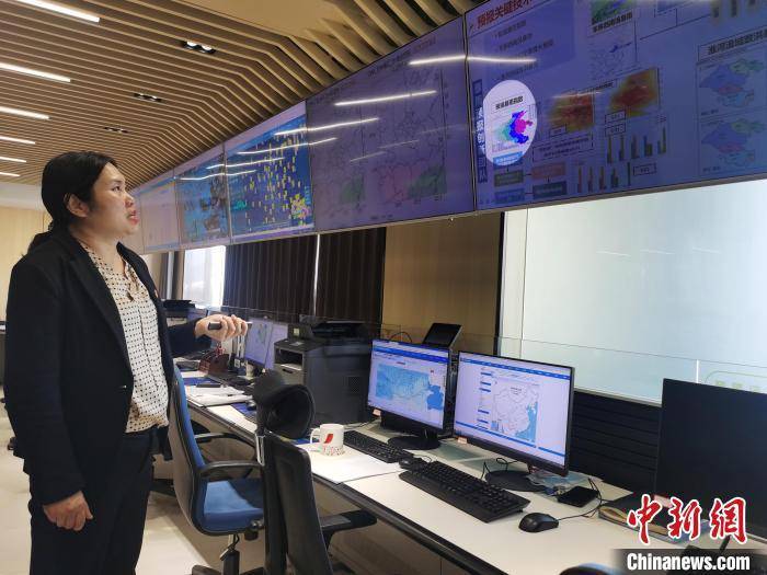 首席气象预报员张霞30年坚守筑牢防灾减灾第一道防线