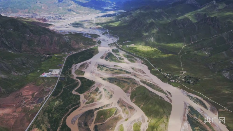 辫状水系的长江源头 (央广网记者樊永涛摄)