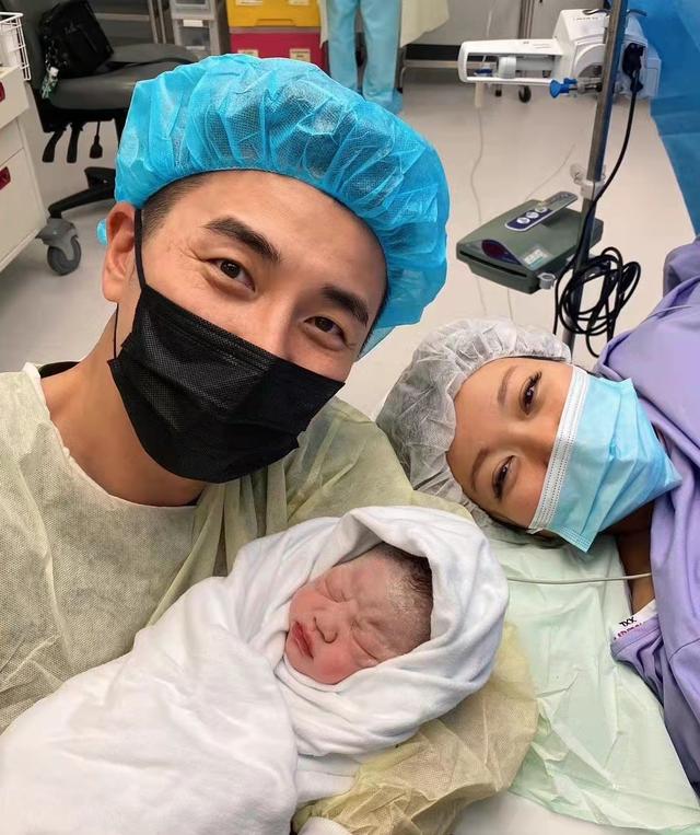 女星梁诺妍结婚半年喜得千金，阵痛14个小时，催生两次不开宫口|喜得千金|洪永城|宫_新浪新闻