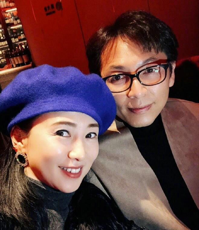 翁虹晒与老公合照罕见秀恩爱两人甜蜜依偎笑容满面